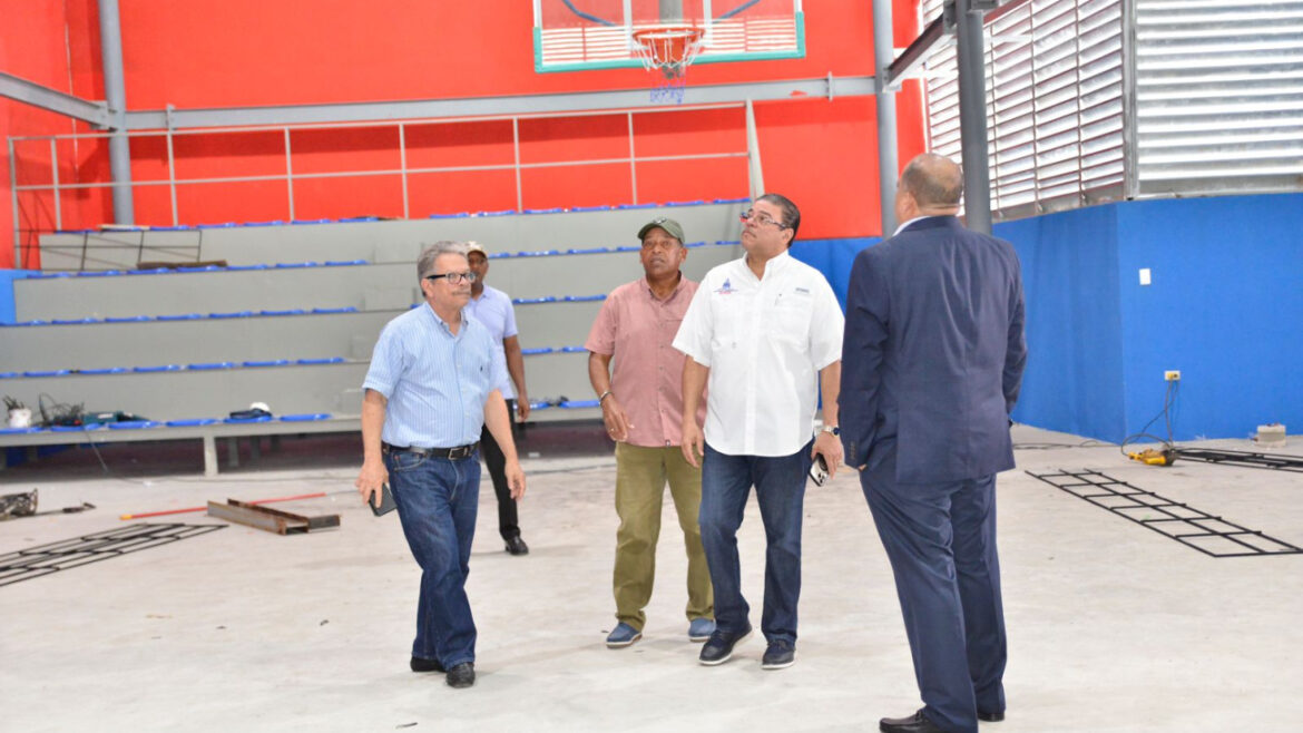 Ministro Francisco Camacho supervisa obras deportivas en sector Capotillo