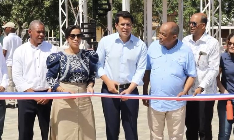 Ministro Collado entrega el remozado parque Duarte de San Fernando, Montecristi