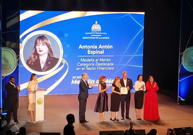 Presidente Abinader entrega Medalla al Mérito a 18 mujeres por su destacada trayectoria