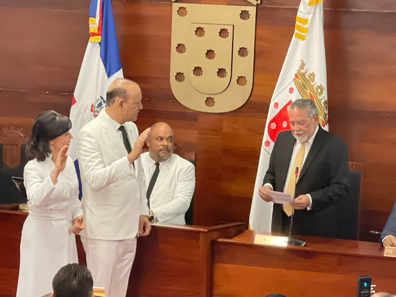 Se juramenta el nuevo alcalde Santiago Ulises Rodríguez con ausencia del ex alcalde Abel Martínez