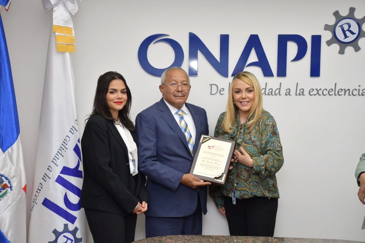 El destacado director de ONAPI, doctor Salvador Ramos, recibe reconocimiento por ser el funcionario público del mes