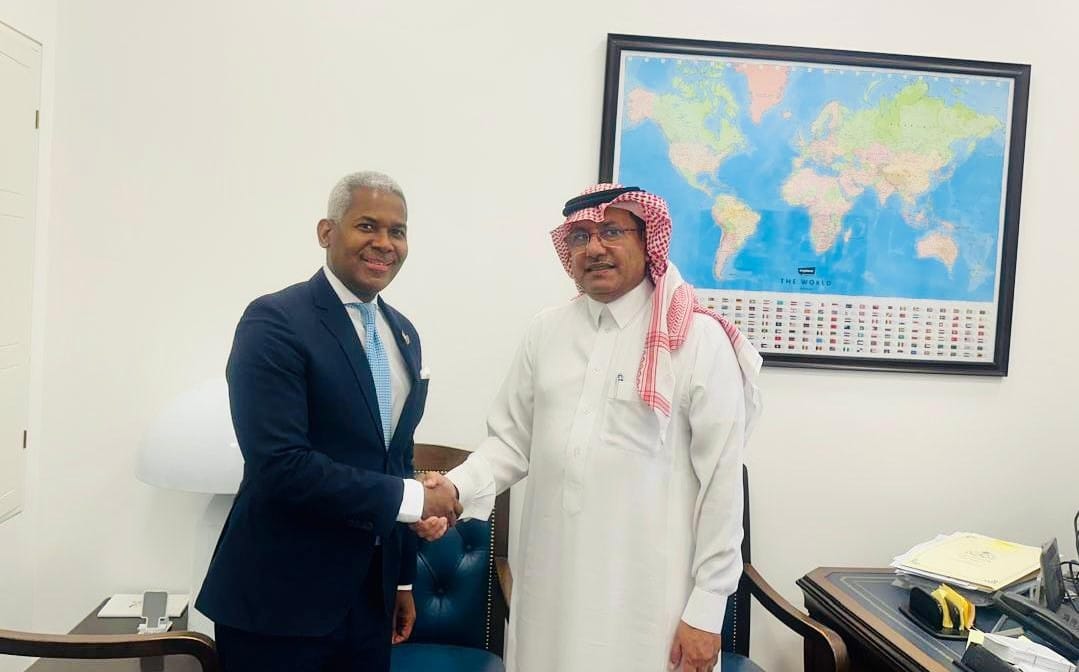 Embajador dominicano se reúne con el ministro de Estado de Asuntos Exteriores de Arabia Saudita