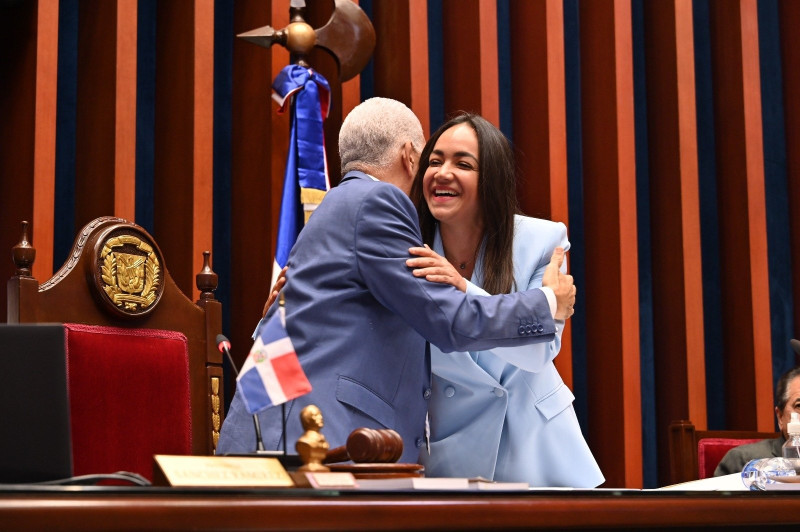 Entre abrazos, lágrimas y sonrisas legisladores se despiden del Congreso Nacional