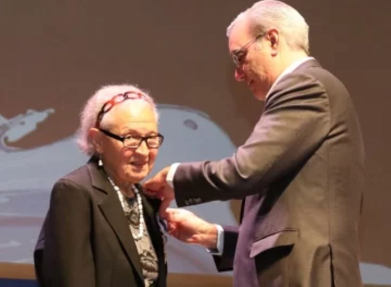 Presidente Abinader condecora a la poeta, narradora y ensayista, Rhina Espaillat con la Orden del Mérito de Duarte, Sánchez y Mella
