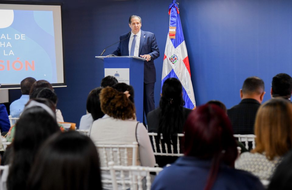 Ministro de Salud, Víctor Atallah, insta a evitar el estigma asociado a la depresión
