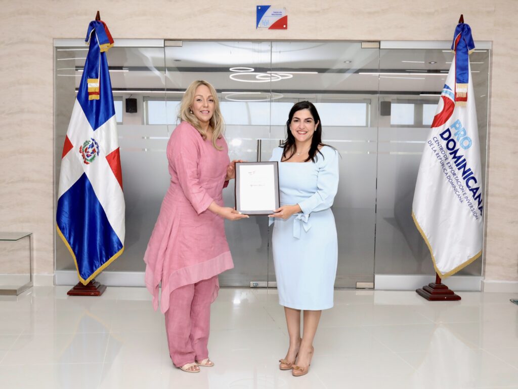Ruth Molina CEO de Gelan entrega reconocimiento a la Directora de ProDominicana Biviana Riveiro