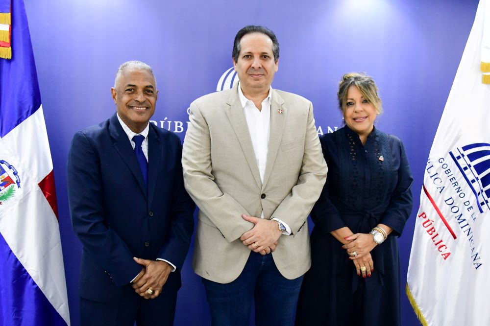 Ministro de Salud, Víctor Atallah, juramenta a dos nuevos viceministros