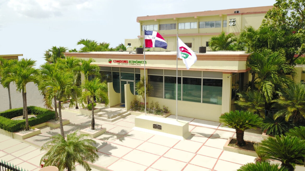Comedores Económicos del Estado Dominicano distribuyó 2,300,000 raciones cocinadas durante el programa “Cocinando Pa’ Mamá”