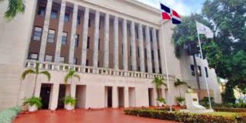 «500 Estudiantes, Cero Seguridad: Minerd Reacciona Tarde en Liceo del Distrito Nacional»