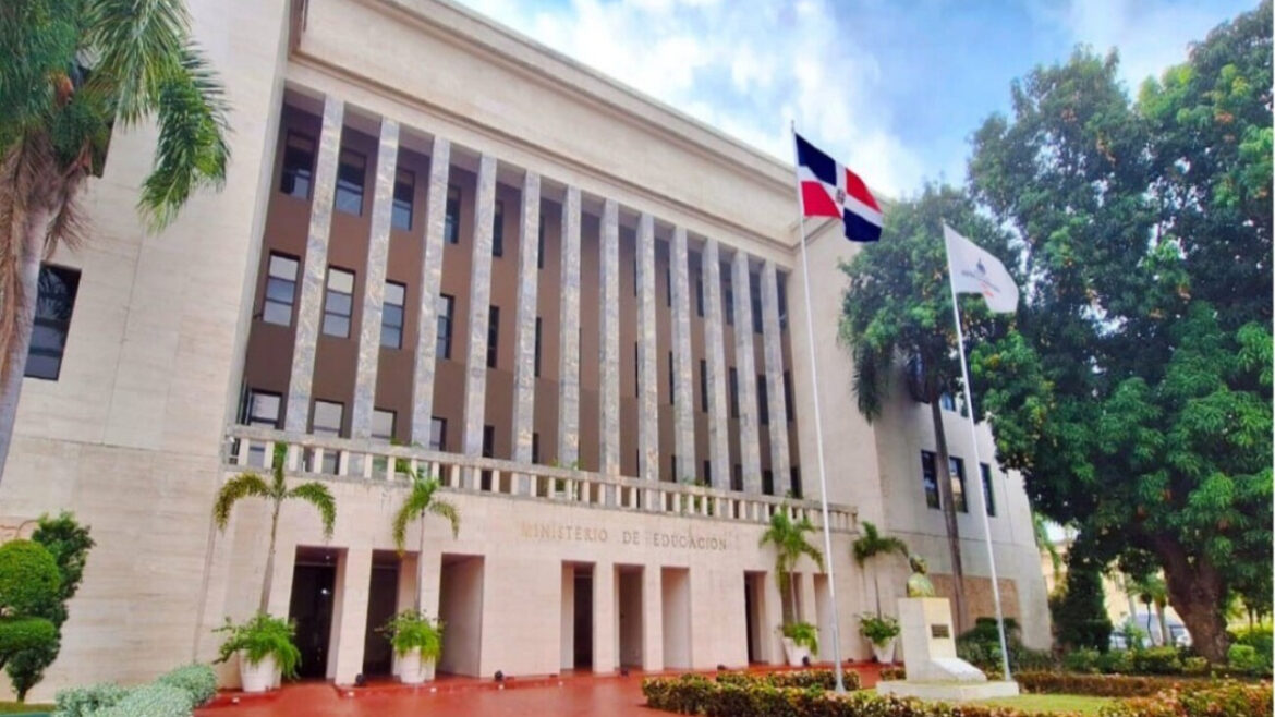 Minerd juramenta comisiones para la Evaluación del Desempeño Docente 2025