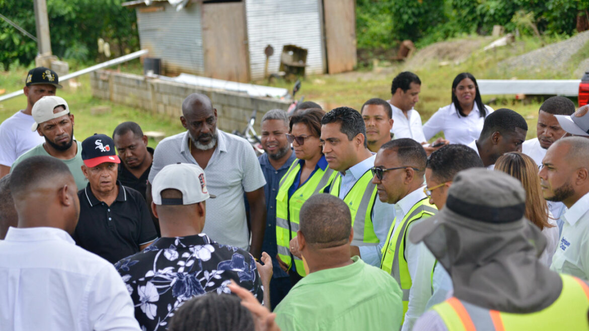 Ministro Kelvin Cruz realiza recorrido de supervisión de obras deportivas en Monte Plata