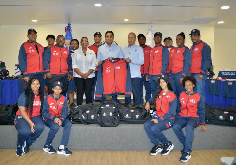 Ministro de Deportes Kelvin Cruz entrega indumentaria que usarán atletas en Juegos Panamericanos Junior