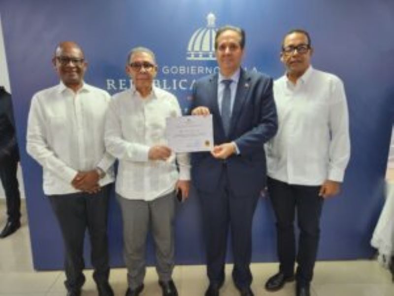 Ministro Victor Atallah otorga más alto galardón a Hogar Crea Dominicana