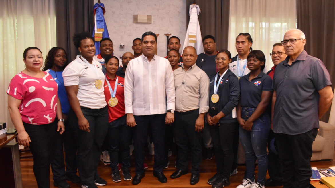 Kelvin Cruz, recibió a la selección de mayores de levantamiento de pesas, tras  su destacada participación en el Campeonato Panamericano