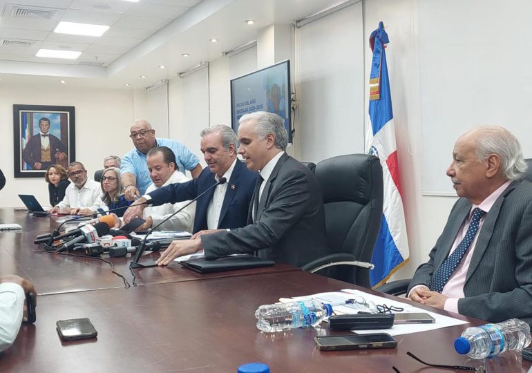 Ministro Luis Miguel De Camps recibe al presidente Abinader y le presenta acciones en marcha de cara al inicio del año escolar 2025-2026