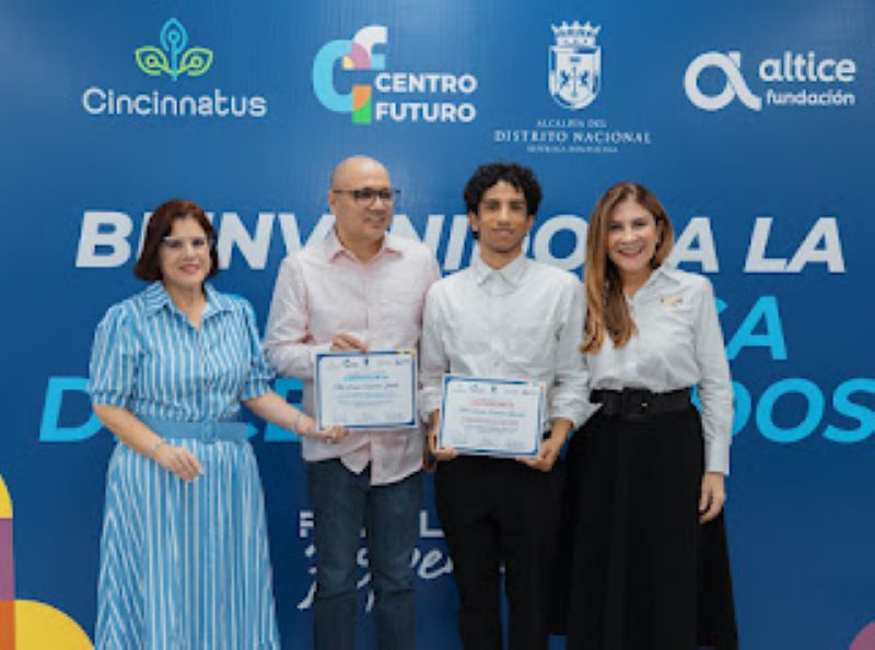 Alcaldía del DN, Cincinnatus, DUSA y Altice entregan certificados a 112 estudiantes de IA y deportes electrónicos de Centro Futuro