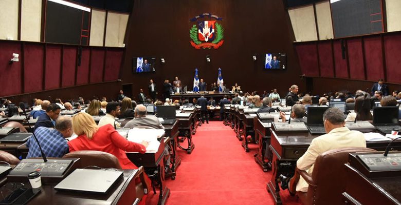 Diputados aprueban incentivos para médicos especialistas que trabajen en la frontera