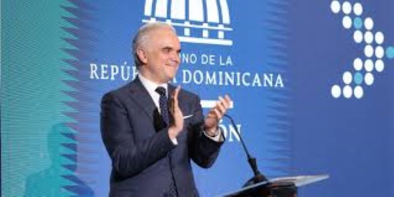 Ministro Luis De Camps afirma la inversión en educación potencia la productividad