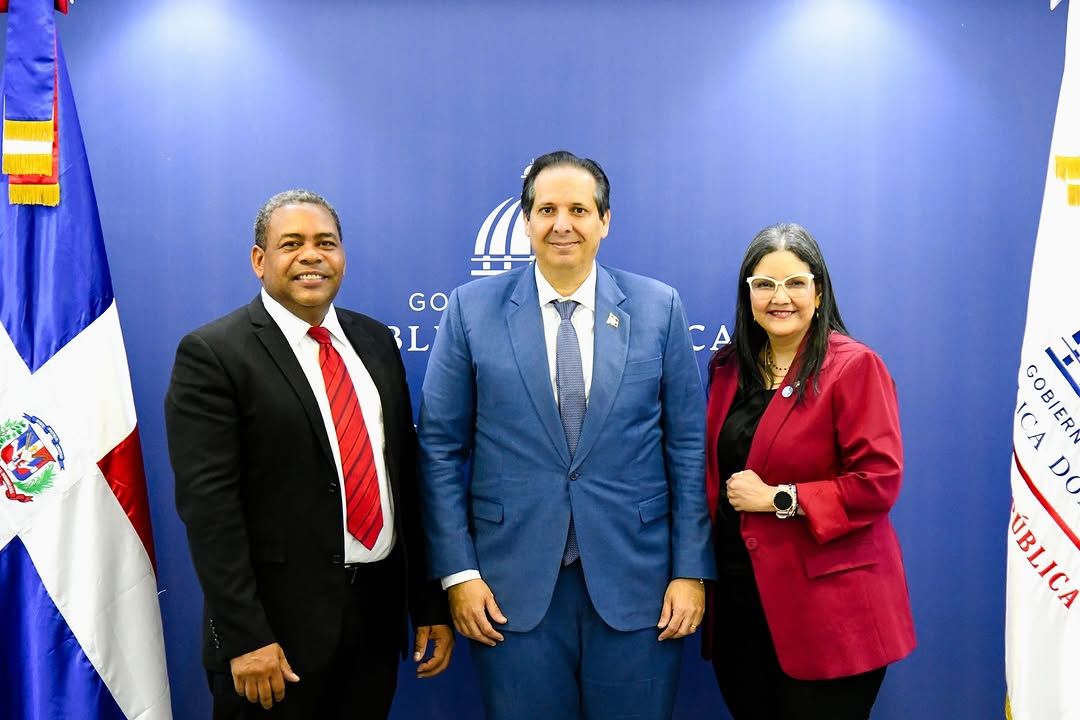Ministro Victor Atallah recibe representantes de Bioreddominicana