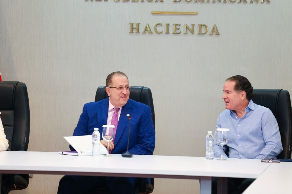 Ministro Magín Díaz se reúne con líderes empresariales para fortalecer la confianza y el crecimiento económico