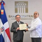 Valdez Albizu recibe un reconocimiento del Colegio Dominicano de Economistas