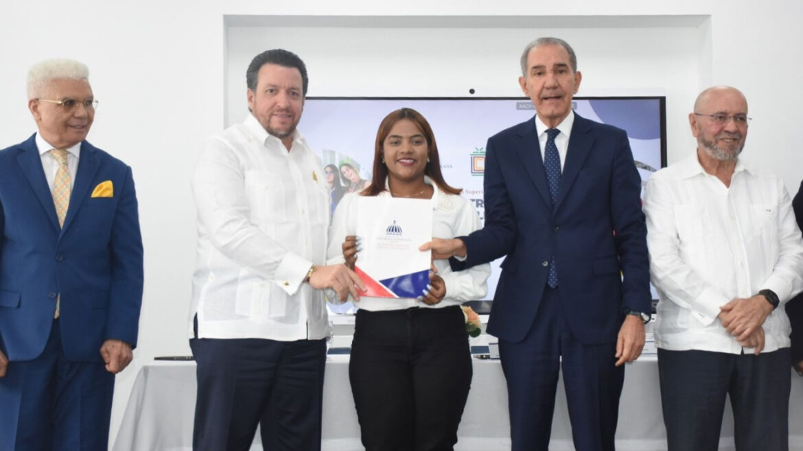 Mescyt entrega más de 200 becas a jóvenes de Universidad del Caribe