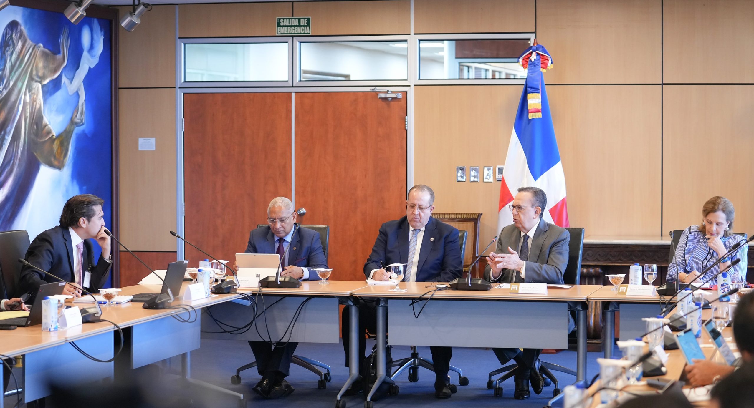 Valdez Albizu destaca fortaleza economía RD durante encuentro con Magín Díaz y FMI