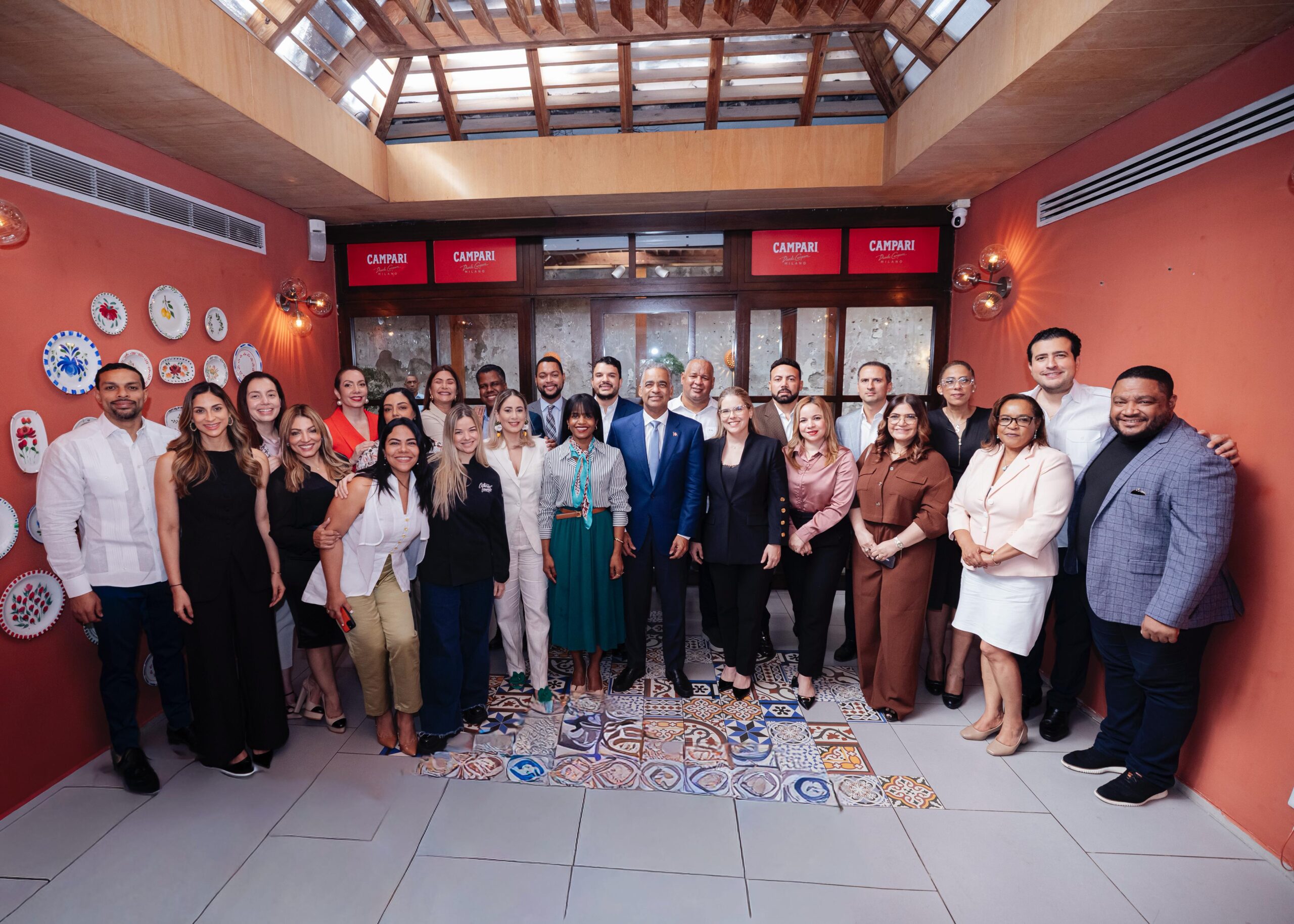 Ministro de Energía y Minas presenta planes y retos del sector energético en encuentro de La Mesaza