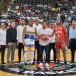 Ministro Kelvin Cruz hace saque de honor en Mauricio Báez vs. Bameso
