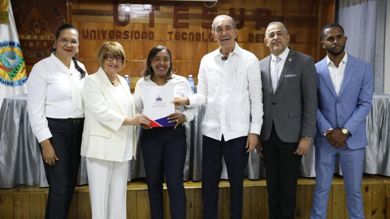 Mescyt otorga 117 becas nacionales a estudiantes de Utesur en Azua
