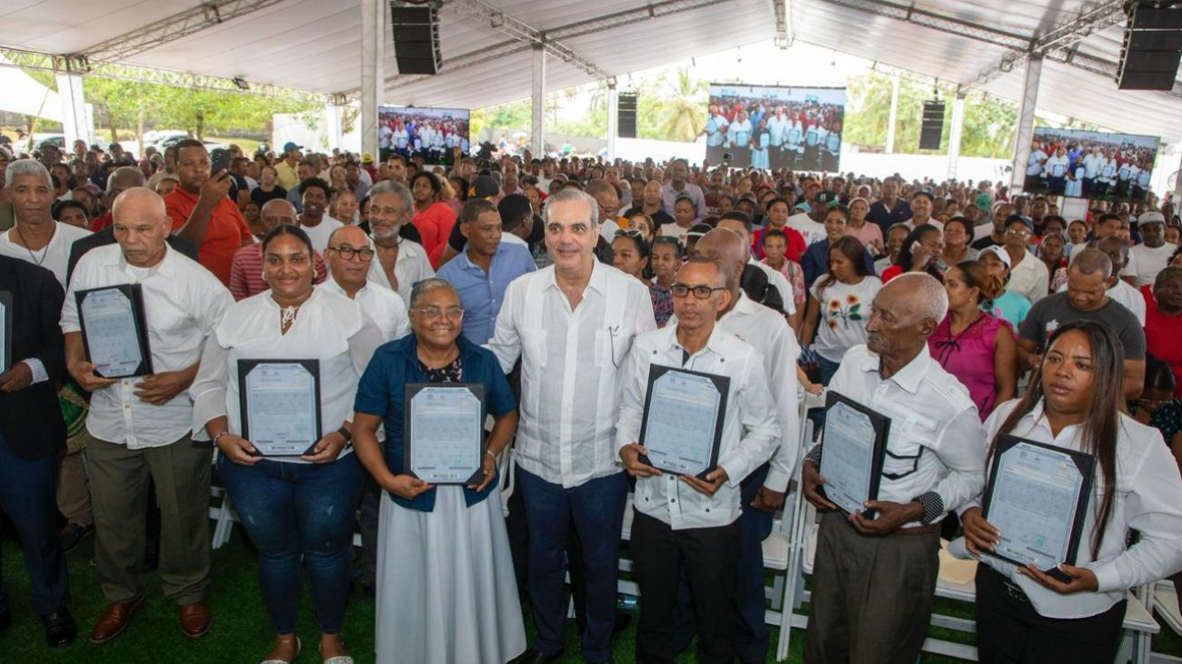 Abinader entrega 3,100 títulos de propiedad, de un total de 5,636, a familias en Palmarejo-Villa Linda