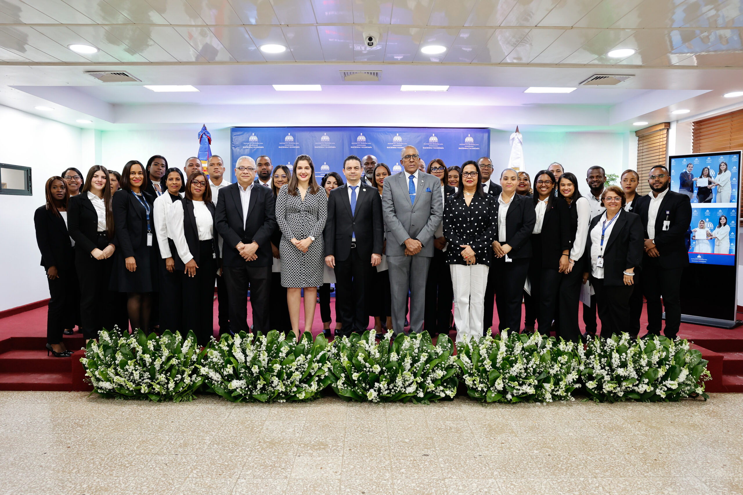 Hacienda y Economía gradúa 151 servidores públicos en especialidades técnicas y finanzas gubernamental