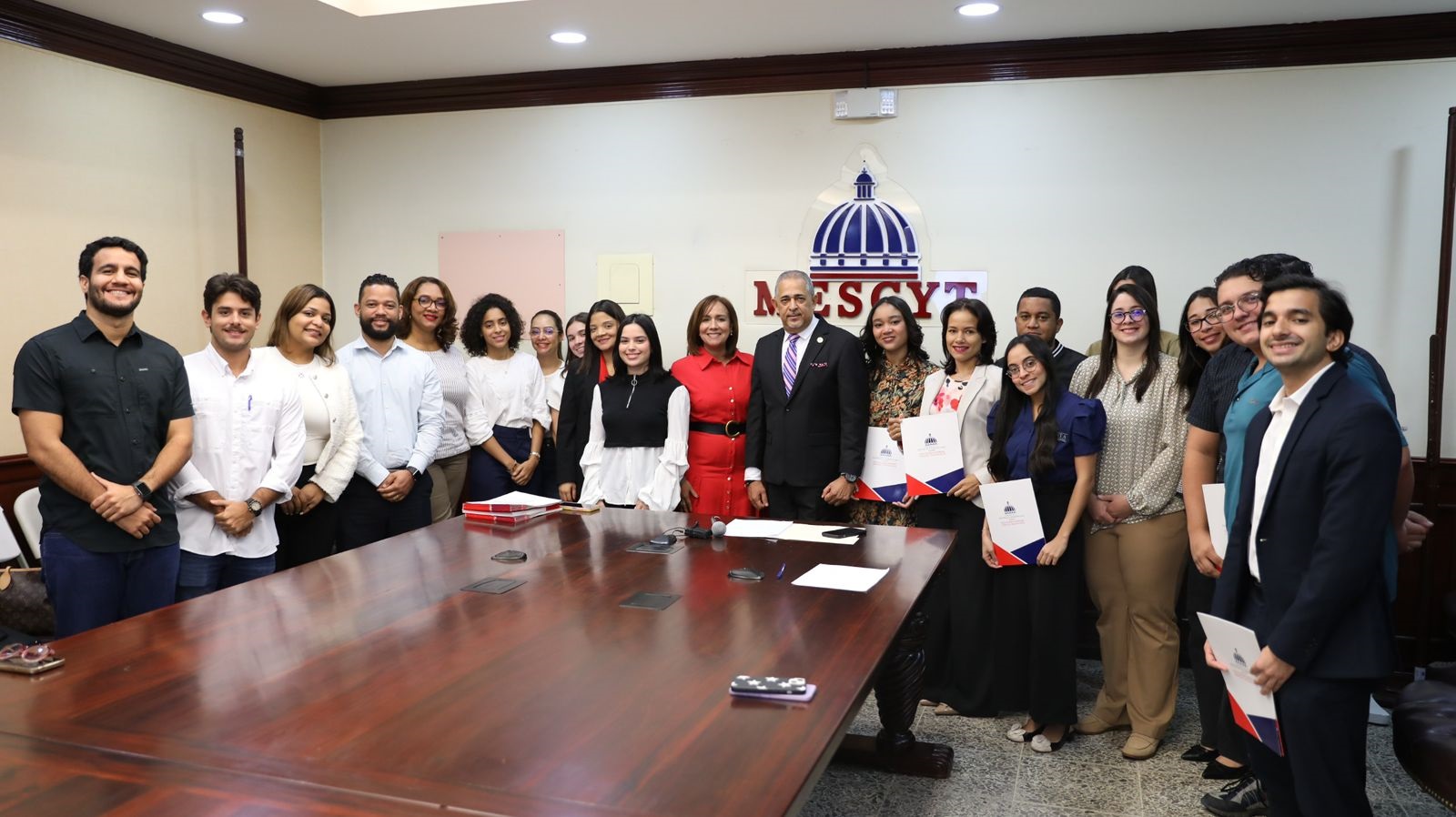 *MESCyT entrega 37 becas para grado, maestrías y posgrados en Barna Management School*
