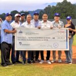 Ministro Kelvin Cruz entrega RD$ 2 millones a la Liga de Verano