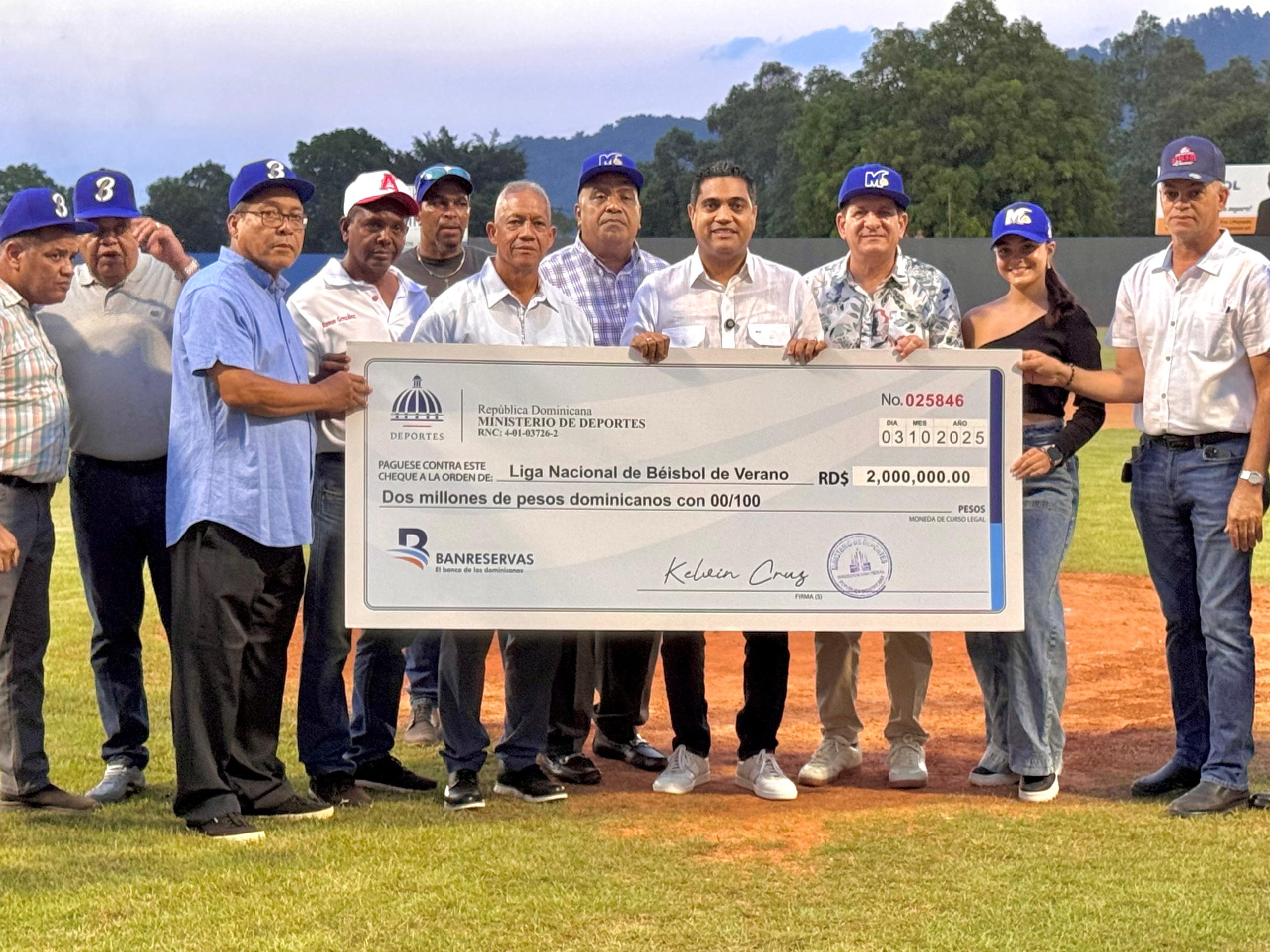 Ministro Kelvin Cruz entrega RD$ 2 millones a la Liga de Verano
