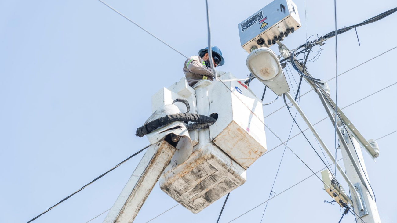 Edesur fortalece el servicio con instalación de un nuevo sistema de control en más de catorce sectores prepago