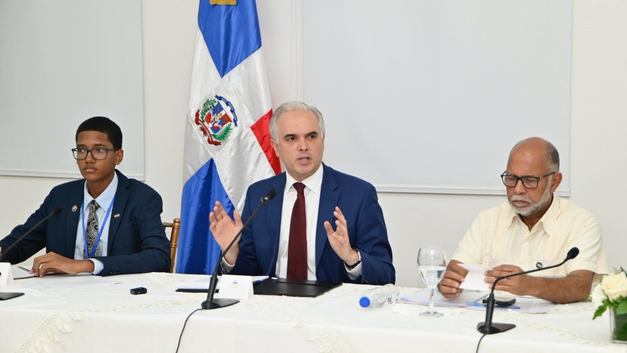 Ministro de Camps presenta mesa con cinco pilares claves en educación “El Reto es de Todos”