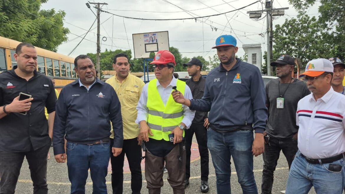 Dío Astacio y Mived supervisan vivienda que presenta riesgo de colapso en Katanga, Los Mina
