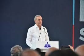 Presidente Abinader usa unos tenis personalizados en La Semanal