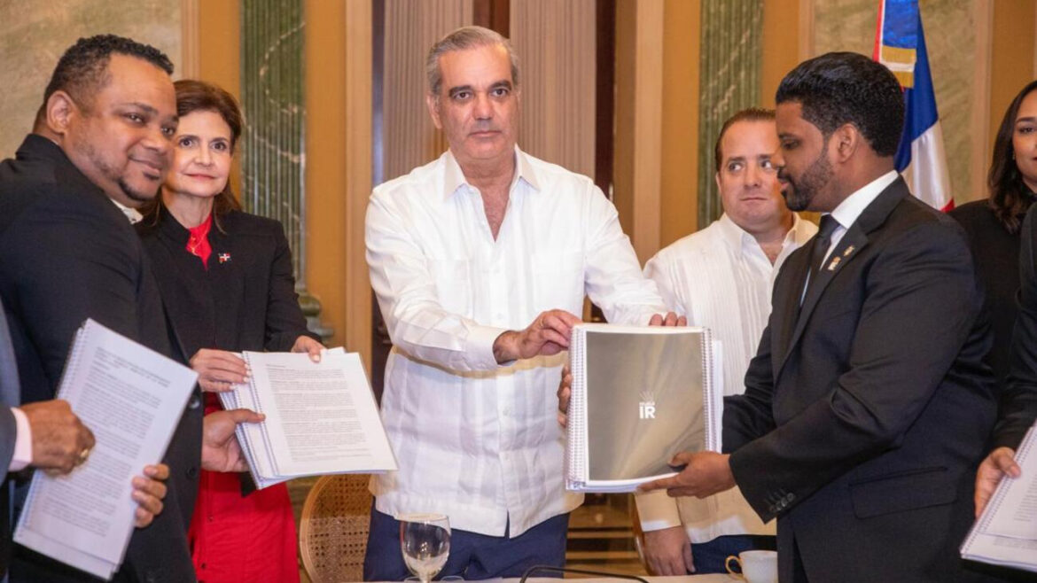 Presidente Abinader respalda pacto nacional contra la violencia de género; recibe documento de Reforma Integral “Déjala Ir”