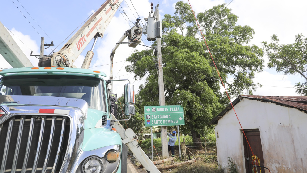 Edeeste mejora calidad del servicio eléctrico en Chirino, Monte Plata, con instalación de nuevos reguladores de tensión