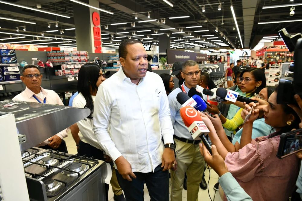 Eddy Alcántara supervisa establecimientos por “Viernes Negro”.