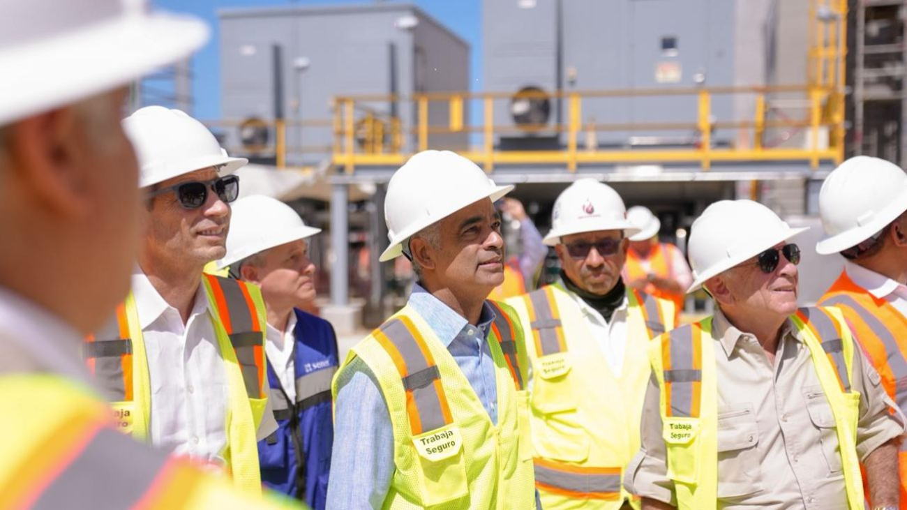 Ministro Joel Santos verifica los avances de construcción de la planta Energía 2000