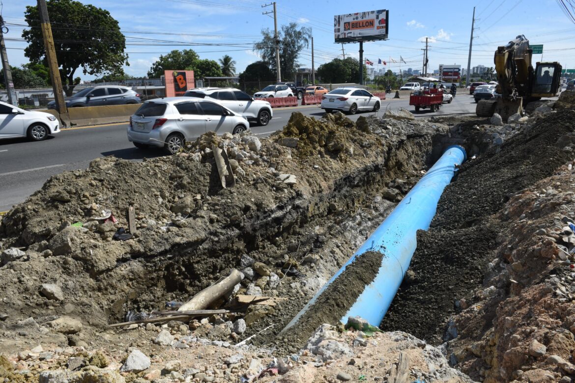 CAASD corrige avería en tubería de 30 pulgadas en la autopista Duarte, SDO*