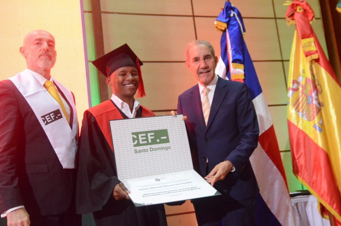 García Fermín exhorta a nuevos profesionales a liderar con ética e innovación en graduación de CEF. –Santo Domingo