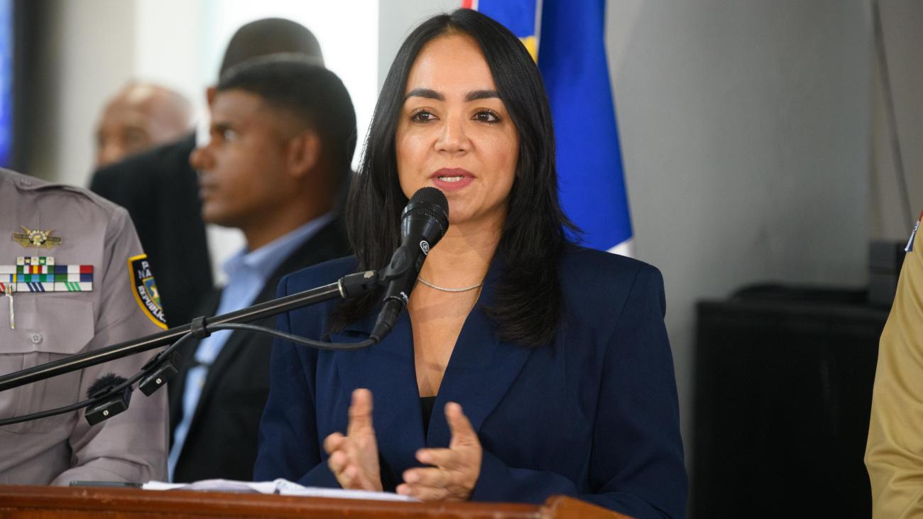 Ministra Faride Raful despliega miles de agentes para controlar el caos vehicular