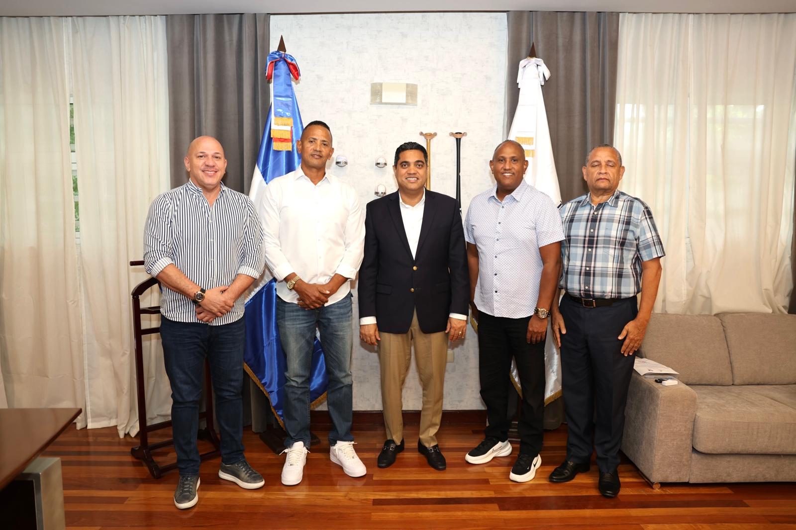 Ministro Kelvin Cruz ratifica su apoyo al Baloncesto Superior de Santiago