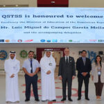 Ministro De Camps presenta visión educativa dominicana en cumbre mundial en Qatar