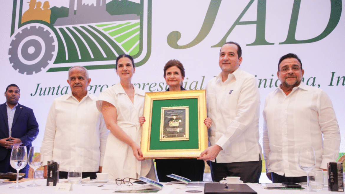 Vicepresidenta Raquel Peña encabeza reconocimiento “Agroempresa del Año 2025”, otorgado a CAEI